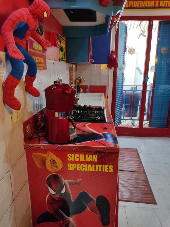 Spiderman House Hotel CTA Exterior photo