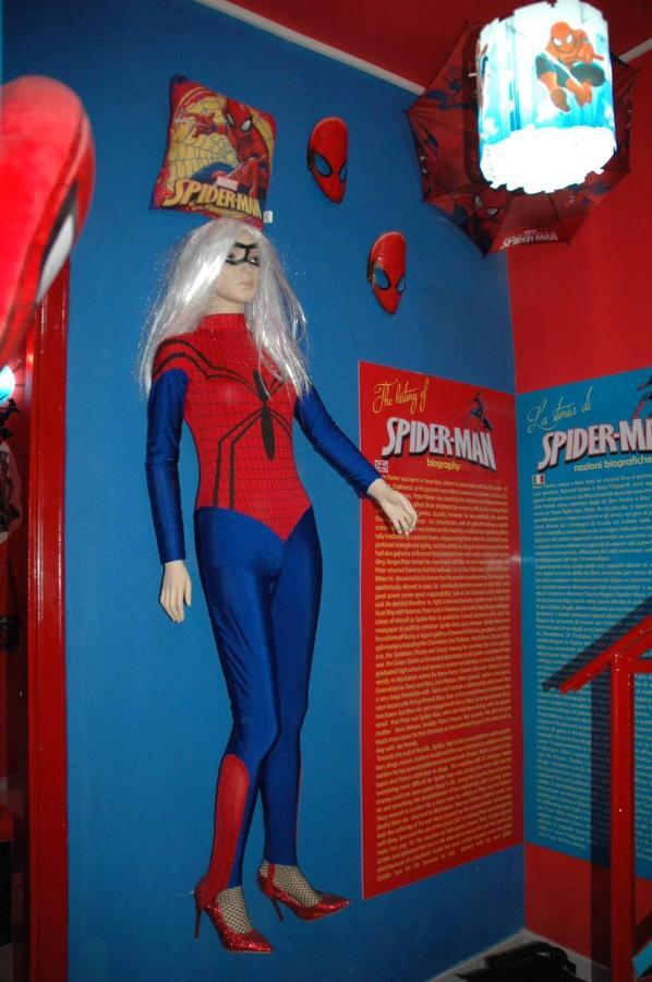 Spiderman House Hotel CTA Exterior photo