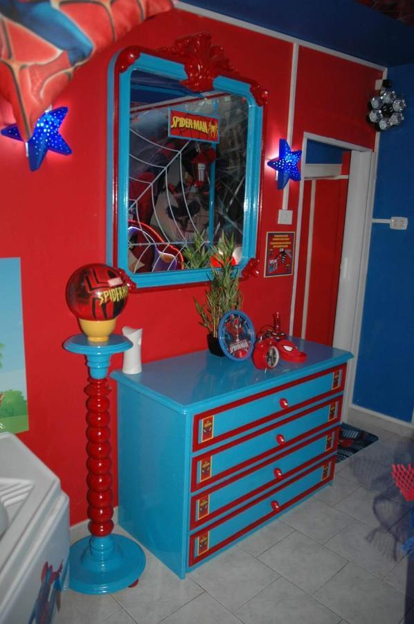 Spiderman House Hotel CTA Exterior photo